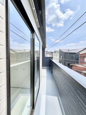 oRj[@`Balcony`@̃oRj[̑Oɂ͉_ȊOɑzՂ̂܂B󕨂₷A薾邭ĈĂ܂Bg₷JIȃoRj[ł
