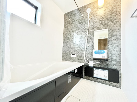 @P`Bath Room`@t̃oX[́Ǎ薾邭C̗ǂԂłB邱ƂŁACǍDB芰oX[ŁÃoX^Cy݂ɂȂ肻łB