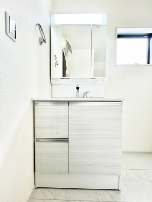 ʑEʏ@P`Dressing Room`@\ȑ傫̐ʑ͎[鎖ȂAgȂ݃`FbN⎕ȂǁA̍QԂłzeCNȃXy[Xŗ]TƂƂĒ܂B