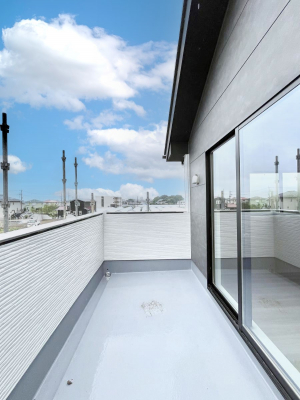 oRj[@`Balcony`@̃oRj[̑Oɂ͉_ȊOɑzՂ̂܂B󕨂₷A薾邭ĈĂ܂Bg₷JIȃoRj[ł