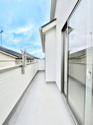 oRj[@P`Balcony`@̃oRj[̑Oɂ͉_ȊOɑzՂ̂܂B󕨂₷A薾邭ĈĂ܂Bg₷JIȃoRj[ł