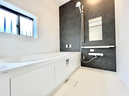@Q`Bath Room`  LXƂ͋C̗ǂoX[B  qlƈꏏɂCɓy݁Avöy[W܂؂ȏuԁB  X̔tbVłłB
