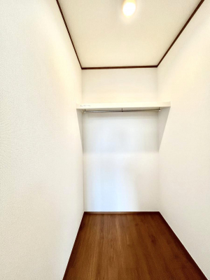 ̑@Q`Walk-in Closet`@̗mĂVɂȂɂEH[NCN[[bgBmȊOɂAigȂƓdX[cP[XAXgbNiȂǉłЕtԂłB