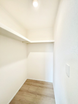 ̑@P`Walk-in Closet`@̗mĂVɂȂɂEH[NCN[[bgBmȊOɂAigȂƓdX[cP[XAXgbNiȂǉłЕtԂłB