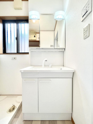 ʑEʏ@`Dressing Room`@邭pE_[[Bgꏊ炱AKȋԂƂȂĂ܂BVv[hbT[̗pĂ܂̂ŁAVyɏo܂B