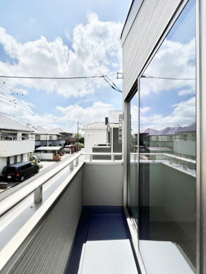 oRj[@`Balcony`  傫ȋɈ͂܂ꂽĈƁB  oRj[`ň|IȊJɕ܂܂B  oRj[͗z݂zc󕨂C悭Ƃł܂B