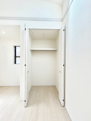 [@`Closet`@ǖʃN[[bg΃^XuKvȂAôȂXbLԂێł܂BꂽXy[XLɊpłBG߂̈ߗނ̕iȂǂՂ[o܂ˁ