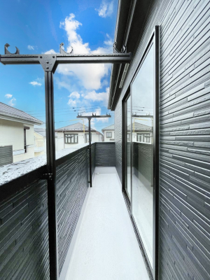 oRj[@`Balcony`  傫ȋɈ͂܂ꂽĈƁBoRj[`ň|IȊJɕ܂܂B  oRj[͗z݂zc󕨂C悭Ƃł܂B