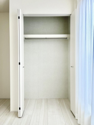 [@`Closet`@ǖʃN[[bg΃^XuKvȂAôȂXbLԂێł܂BꂽXy[XLɊpłBG߂̈ߗނ̕iȂǂՂ[o܂ˁ