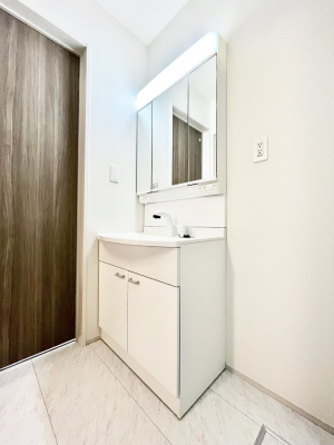 ʑEʏ@`Dressing Room`@邭pE_[[Bgꏊ炱AKȋԂƂȂĂ܂BVv[hbT[̗pĂ܂̂ŁAVyɏo܂B
