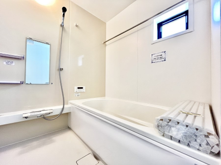 @P`Bath Room`@L΂ē邱Ƃ\I̔MdȃoX^CłBqlƂꏏł\ȍLȂ̂ŁArOƂ͈ƑcR̂ЂƎy݂܂B