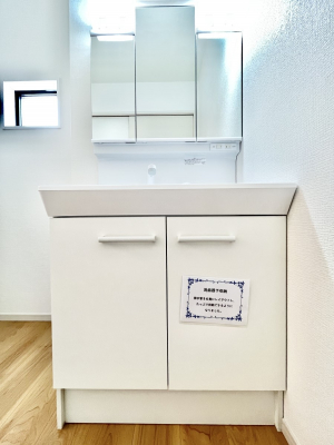 ʑEʏ@P`Dressing Room`@邭pE_[[Bgꏊ炱AKȋԂƂȂĂ܂BVv[hbT[̗pĂ܂̂ŁAVyɏo܂B
