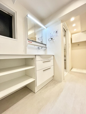ʑEʏ@`Dressing Room`  \ȑ傫̐ʑ͎[鎖ȂAgȂ݃`FbN⎕ȂǁA̍QԂłzeCNȃXy[Xŗ]TƂƂĒ܂B  