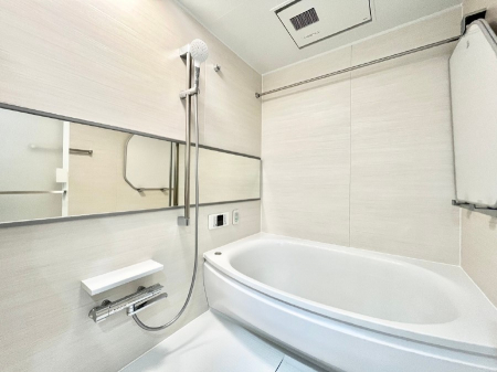 @`Bath Room`@L΂ē邱Ƃ\I̔MdȃoX^CłBqlƂꏏł\ȍLȂ̂ŁArOƂ͈ƑcR̂ЂƎy݂܂B