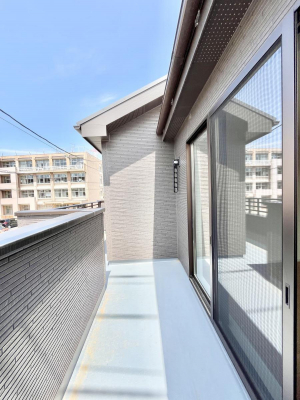 oRj[@`Balcony`@傫ȋɈ͂܂ꂽĈƁBoRj[`ň|IȊJɕ܂܂BoRj[͗z݂zc󕨂C悭Ƃł܂B