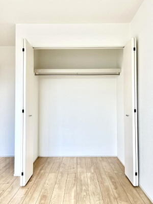 [@`Closet`@ǖʃN[[bg΃^XuKvȂAôȂXbLԂێł܂BꂽXy[XLɊpłBG߂̈ߗނ̕iȂǂՂ[o܂ˁ