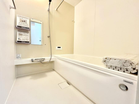 @Q`Bath Room`  LXƂ͋C̗ǂoX[B  qlƈꏏɂCɓy݁Avöy[W܂؂ȏuԁB  X̔tbVłłB