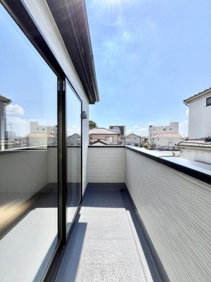 oRj[@Q`Balcony`@̃oRj[̑Oɂ͉_ȊOɑzՂ̂܂B󕨂₷A薾邭ĈĂ܂BƑS̐󕨂CɊ܂B