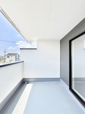 oRj[@`Balcony`@̃oRj[̑Oɂ͉_ȊOɑzՂ̂܂B󕨂₷A薾邭ĈĂ܂BƑS̐󕨂CɊ܂B