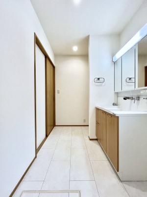 ̑@`Dressing Room`  \ȑ傫̐ʑ͎[鎖ȂAgȂ݃`FbN⎕ȂǁA̍QԂłzeCNȃXy[Xŗ]TƂƂĒ܂B