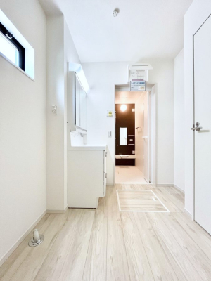 ̑@1`Dressing Room`  \ȑ傫̐ʑ͎[鎖ȂAgȂ݃`FbN⎕ȂǁA̍QԂłzeCNȃXy[Xŗ]TƂƂĒ܂B