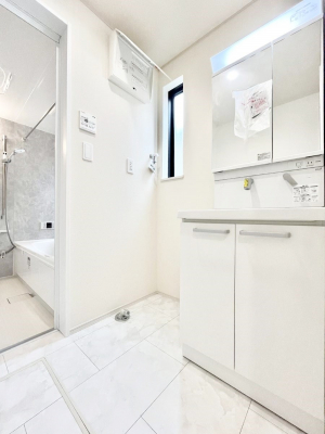 ̑@Ă̂ŎC̑ꏊłC\s܂B̐gxxCǂI