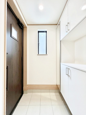 ց@B`Entrance`@Ƃ̒łql}ŏ̏ꏊł錺ւ́AƂ̈ۂ̂̂łILxȌ֎[ŁAYɕۂƂo܂􌺊ւɂ͂Ղ[̉ʔI