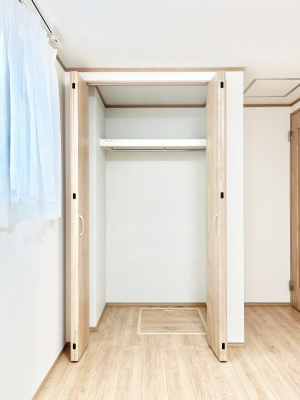 [@B`Closet`@ǖʃN[[bg΃^XuKvȂAôȂXbLԂێł܂BꂽXy[XLɊpłBߗނ̕iȂǂՂ[o܂ˁ