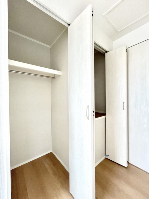 [@`Closet`@ǖʃN[[bg΃^XuKvȂAôȂXbLԂێł܂BꂽXy[XLɊpłBG߂̈ߗނ̕iȂǂՂ[o܂ˁ
