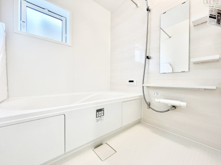 @`Bath Room`@L΂ē邱Ƃ\I̔MdȃoX^CłBqlƂꏏł\ȍLȂ̂ŁArOƂ͈ƑcR̂ЂƎy݂܂B
