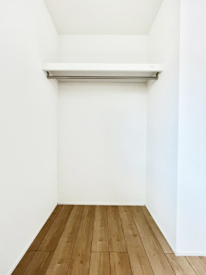[@`Closet`@ǖʃN[[bg΃^XuKvȂAôȂXbLԂێł܂BꂽXy[XLɊpłBG߂̈ߗނ̕iȂǂՂ[o܂ˁ