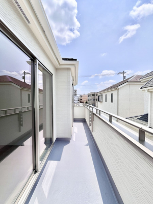 oRj[@`Balcony`@̃oRj[̑Oɂ͉_ȊOɑzՂ̂܂B󕨂₷A薾邭ĈĂ܂BƑS̐󕨂CɊ܂B