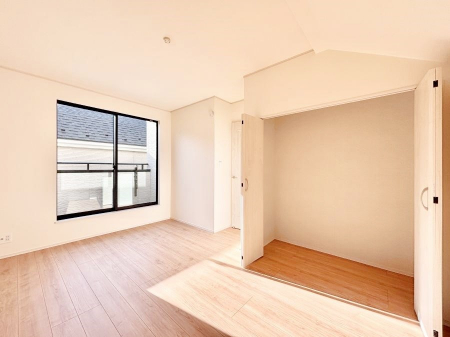 ���̑����ρ@������A�������`Bed Room�`�@���ƂɌb�܂ꂽ�������B�_�炩�����R���Œ��ڊo�߂��炵������邾�낤�B�܂��A�@�\�I�Ȏ��[��z�u���āA�Еt������Ԃ������o�������B