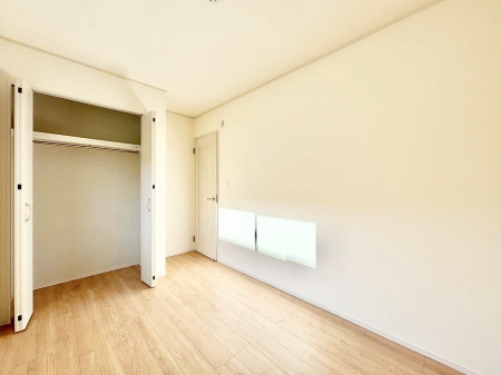 �q�������@������A�������`Bed Room�`�@�q�������͂��q�l�ɂƂ��đ�Ϗd�Ȗ���������܂��B�q����l�ŉ߂�����Ԃ�^���邱�ƂŁA�h���׋����Ԃ����R�Ƒ����܂����畔���̕Еt����|���Ȃǂ��������ƂɌq����܂��B