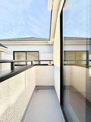 �o���R�j�[�@������A�������`Balcony�`�@�傫�ȋ�Ɉ͂܂ꂽ�C�����̂����ƁB�o���R�j�[��`�������ň��|�I�ȊJ�����ɕ�܂�܂��B��������ǍD�I���ꂽ���͂����󕨂��C�����悭�����܂��ˁ�