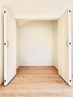 ���[�@������A�������`Closet�`�@�ǖʃN���[�[�b�g������΃^���X��u���K�v���Ȃ��A�o������̂Ȃ��X�b�L����Ԃ��ێ��ł��܂��B����ꂽ�X�y�[�X��L���Ɋ��p�ł������B