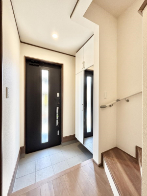 ���ց@�������������`Entrance�`�@�h�A�̃X���b�g����z���������Ղ�Ǝ�荞�߂܂��B���邢���ւł��q�l�����}���o���܂��ˁB���[�X�y�[�X���L�x�Ȃ̂��������|�C���g�I�����Ƒ��𖾂邭�}���錺�ցB