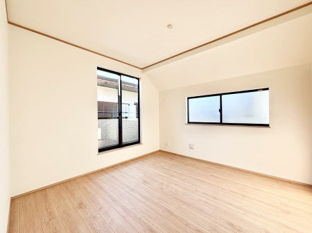 ���̑����ρ@������B�������`Bed Room�`�@2�ʍ̌����m�ۂ������邢�����́A���ʂ����ǂ��A��ϋ��S�n�̗ǂ���ԂƂȂ��Ă���܂��B�u�₩�ȕ��������ċN���钩�́A���K�����̎n�܂�ɁI