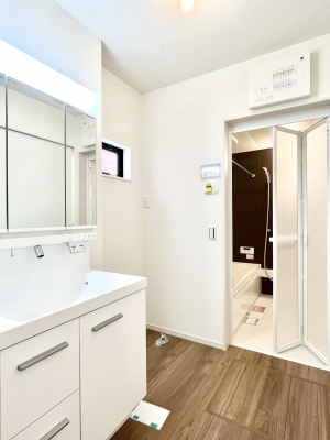 ̑@`Dressing Room`  \ȑ傫̐ʑ͎[鎖ȂAgȂ݃`FbN⎕ȂǁA̍QԂłzeCNȃXy[Xŗ]TƂƂĒ܂B