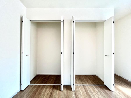 [@`Closet`@ǖʃN[[bg΃^XuKvȂAôȂXbLԂێł܂BꂽXy[XLɊpłBG߂̈ߗނ̕iȂǂՂ[o܂ˁ