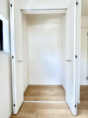 [@`Closet`@ǖʃN[[bg΃^XuKvȂAôȂXbLԂێł܂BꂽXy[XLɊpłBG߂̈ߗނ̕iȂǂՂ[o܂ˁ