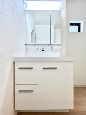 ʑEʏ@`Dressing Room`@\ȑ傫̐ʑ͎[鎖ȂAgȂ݃`FbN⎕ȂǁA̍QԂłzeCNȃXy[Xŗ]TƂƂĒ܂B