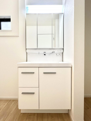 ʑEʏ@`Dressing Room`@\ȑ傫̐ʑ͎[鎖ȂAgȂ݃`FbN⎕ȂǁA̍QԂłzeCNȃXy[Xŗ]TƂƂĒ܂B