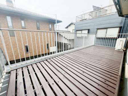oRj[@`Balcony`  傫ȋɈ͂܂ꂽĈƁB  oRj[`ň|IȊJɕ܂܂B  oRj[͗z݂zc󕨂C悭Ƃł܂B