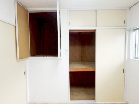 [@`Closet`@ǖʃN[[bg΃^XuKvȂAôȂXbLԂێł܂BꂽXy[XLɊpłBG߂̈ߗނ̕iȂǂՂ[o܂ˁ