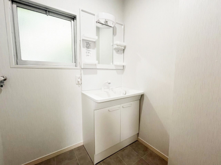 ʑEʏ@`Dressing Room`@\ȑ傫̐ʑ͎[鎖ȂAgȂ݃`FbN⎕ȂǁA̍QԂłzeCNȃXy[Xŗ]TƂƂĒ܂B