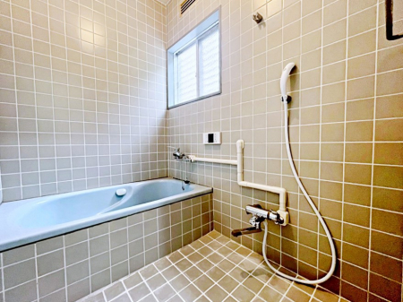 @`Bath Room`@L΂ē邱Ƃ\I̔MdȃoX^CłBqlƂꏏł\ȍLȂ̂ŁArOƂ͈ƑcR̂ЂƎy݂܂B