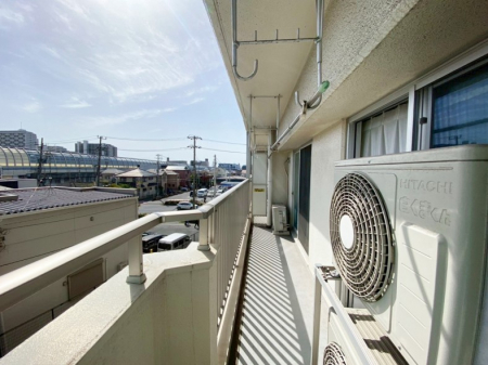 oRj[@`Balcony`@傫ȋɈ͂܂ꂽĈƁBoRj[`ň|IȊJɕ܂܂BoRj[͗z݂zc󕨂C悭Ƃł܂B