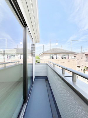 oRj[@`Balcony`@傫ȋɈ͂܂ꂽĈƁBoRj[`ň|IȊJɕ܂܂BoRj[͗z݂zc󕨂C悭Ƃł܂B