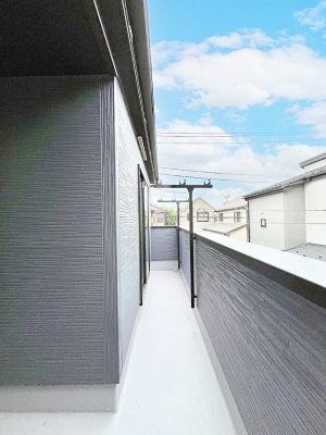 oRj[@P`Balcony`@̃oRj[̑Oɂ͉_ȊOɑzՂ̂܂B󕨂₷A薾邭ĈĂ܂Bg₷JIȃoRj[ł